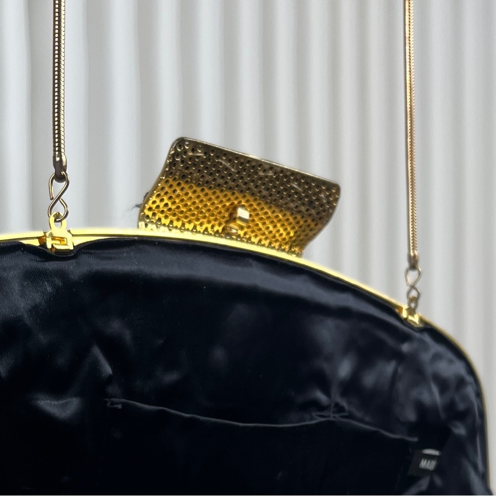 Elegant Beaded Clutch with Gold Accents - Picture 14 of 15